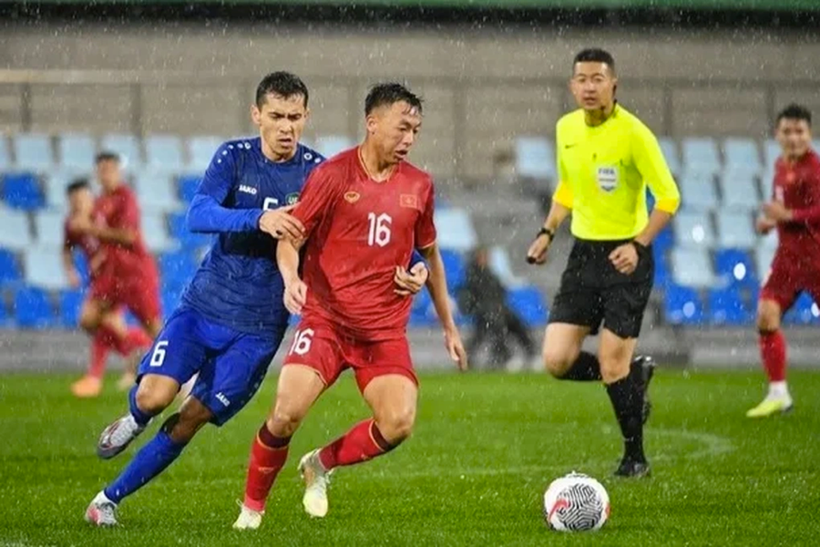 Việt Nam thi đấu hoàn toàn lép vế khi thua Uzbekistan 0-2 hôm 13/10.