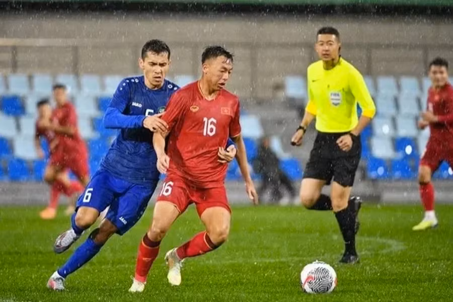 Việt Nam thi đấu hoàn toàn lép vế khi thua Uzbekistan 0-2 hôm 13/10.