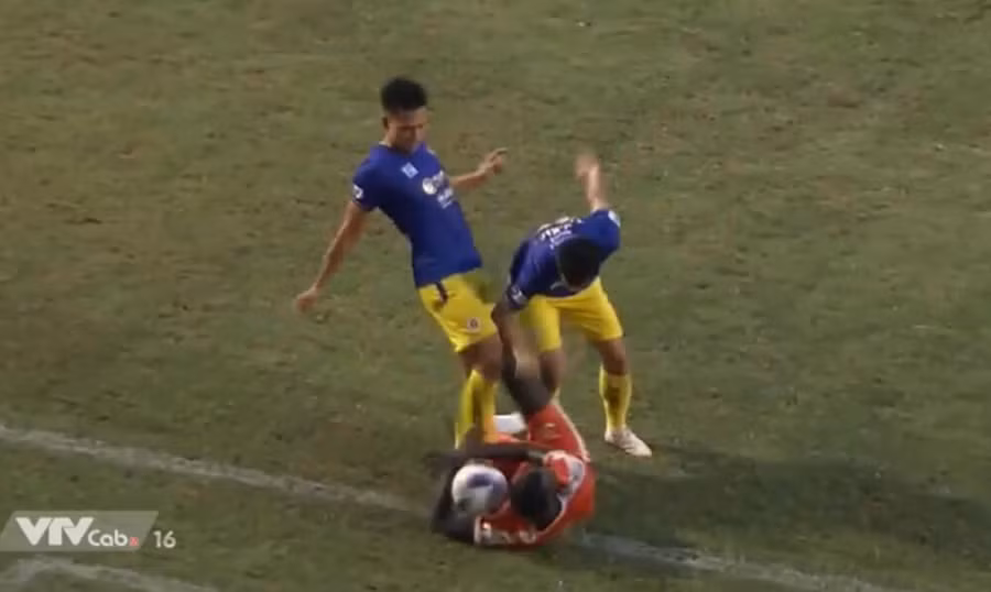 Việt Anh có hành vi phi thể thao với đồng đội cũ Kebe.