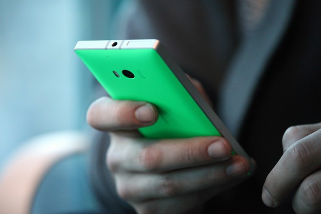 Nokia Lumia 930 - 32 GB (10,99 triệu đồng) Phải đến quý III năm nay, Lumia 930 mới có sản phẩm thay thế. Hiện tại, đây là model dòng cao duy nhất chạy hệ điều hành Windows Phone trên thị trường. Với tính năng nhấn mạnh đến camera PureView, dung lượng 32 GB không phải quá lớn cho những người yêu nhiếp ảnh di động. Những smartphone dung lượng lớn nhất đang bán tại VN