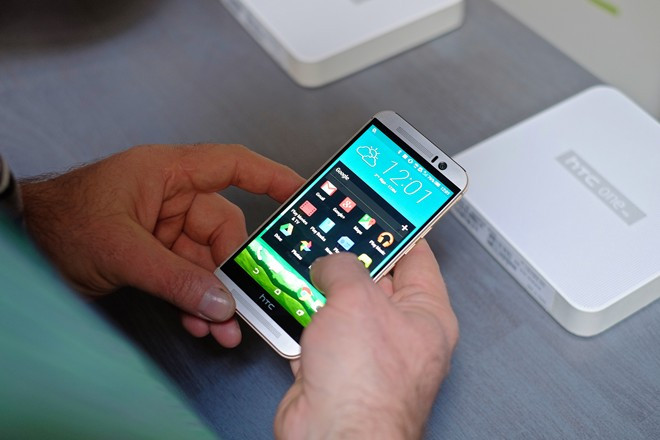 HTC One M9 - 32 GB (16,99 triệu đồng) Người dùng trong nước hiện chỉ có thể đặt trước sản phẩm HTC One M9, trước khi nhận máy vào những ngày cuối tháng 4. One M9 là một trong những chiếc smartphone có thiết kế đỉnh cao nhất hiện nay. Những smartphone dung lượng lớn nhất đang bán tại VN