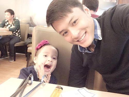 Những ông bố nức tiếng yêu chiều con gái của showbiz Việt ảnh 5 Những ông bố nức tiếng yêu chiều con gái của showbiz Việt