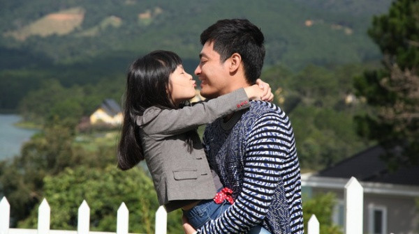 Những ông bố nức tiếng yêu chiều con gái của showbiz Việt ảnh 8 Những ông bố nức tiếng yêu chiều con gái của showbiz Việt