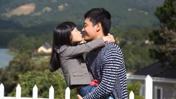 Những ông bố nức tiếng yêu chiều con gái của showbiz Việt