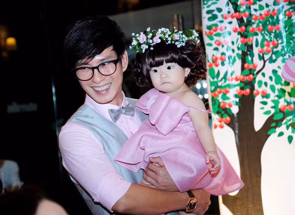 Những ông bố nức tiếng yêu chiều con gái của showbiz Việt