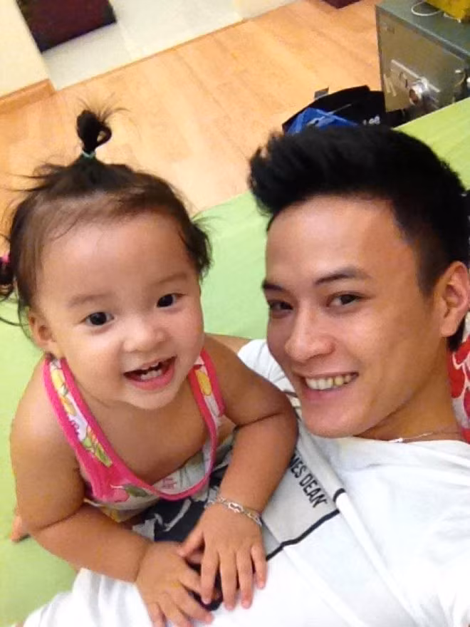 Những ông bố nức tiếng yêu chiều con gái của showbiz Việt