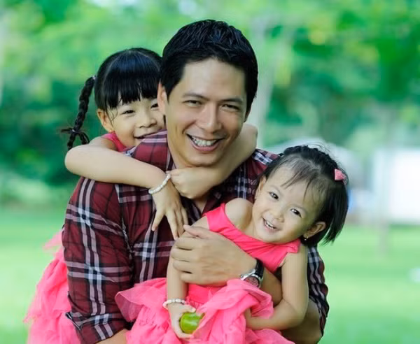 Những ông bố nức tiếng yêu chiều con gái của showbiz Việt