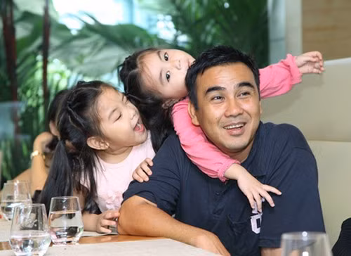 Những ông bố nức tiếng yêu chiều con gái của showbiz Việt