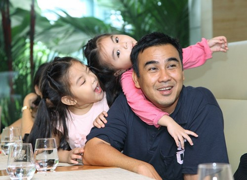 Những ông bố nức tiếng yêu chiều con gái của showbiz Việt ảnh 1 Những ông bố nức tiếng yêu chiều con gái của showbiz Việt