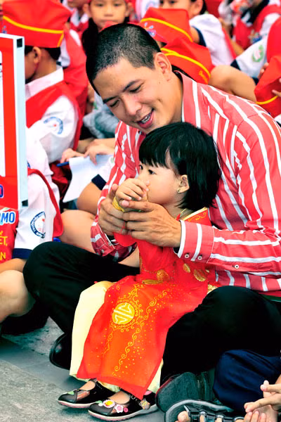 Những ông bố nức tiếng yêu chiều con gái của showbiz Việt