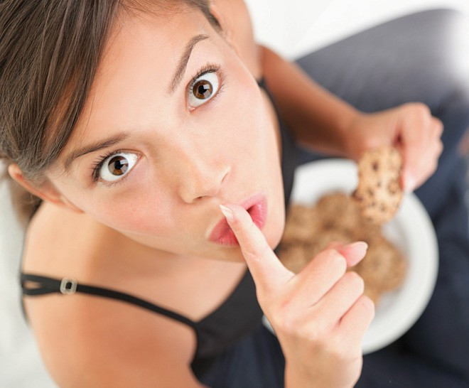 Nếu quá thèm một món ăn nào đó dù chưa quá đói, bạn có thể áp dụng mẹo giảm cân đơn giản bằng cách lặp đi lặp lại câu “thần chú” riêng cho mình như “tôi phải giảm cân”, “ăn bánh ngọt sẽ bị phát phì”… Nghe có vẻ hài hước nhưng đây là một bí quyết đã được các nhà khoa học chứng minh hiệu quả trong thực tế, giúp bạn tăng quyết tâm giữ dáng và cơ thể khỏe mạnh cho chính mình. Nếu quá thèm một món ăn nào đó dù chưa quá đói, bạn có thể áp dụng mẹo giảm cân đơn giản bằng cách lặp đi lặp lại câu “thần chú” riêng cho mình như “tôi phải giảm cân”, “ăn bánh ngọt sẽ bị phát phì”… Nghe có vẻ hài hước nhưng đây là một bí quyết đã được các nhà khoa học chứng minh hiệu quả trong thực tế, giúp bạn tăng quyết tâm giữ dáng và cơ thể khỏe mạnh cho chính mình.