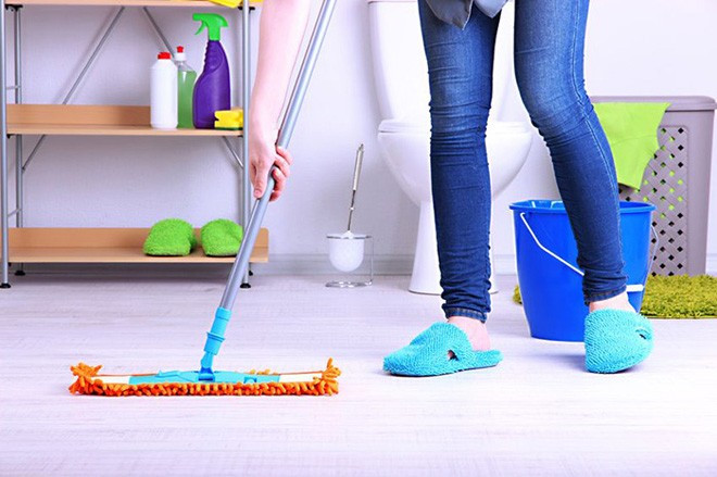 9. Siêng lau dọn. Trang tin RD cho biết, chỉ cần lau sạch sàn nhà, cửa sổ, hay xe mỗi tuần 1 lần cũng đủ để bạn đốt cháy 4 calo/phút. Trong vòng 30 phút, rửa và làm vệ sinh nhà cửa có thể làm cơ thể mất đến 120 calo. 9. Siêng lau dọn. Trang tin RD cho biết, chỉ cần lau sạch sàn nhà, cửa sổ, hay xe mỗi tuần 1 lần cũng đủ để bạn đốt cháy 4 calo/phút. Trong vòng 30 phút, rửa và làm vệ sinh nhà cửa có thể làm cơ thể mất đến 120 calo.