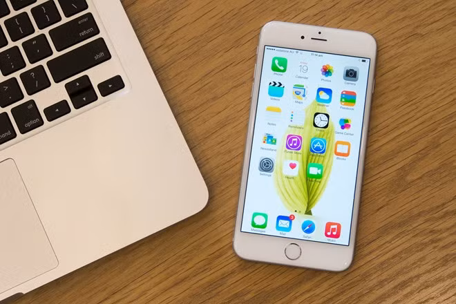iPhone 6 Plus - 128 GB (24,79 triệu đồng) 128 GB là dung lượng lưu trữ lớn nhất trên một chiếc smartphone phổ thông từng bán tại Việt Nam. iPhone 6 Plus bản 128 GB cũng là sản phẩm di động phổ thông có giá cao nhất. Người dùng có thể chọn lựa các bản 64 hoặc 16 GB với giá dễ chịu hơn. Những smartphone dung lượng lớn nhất đang bán tại VN