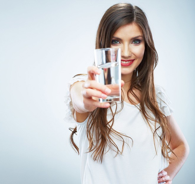 10. Nước là “số 1”. Bạn đã biết muốn giữ eo thon cần uống nhiều nước. Nhưng như thế chưa đủ để giảm cân thành công, vì có vài quan niệm sai lầm phổ biến, chẳng hạn có thể thay thế nước lọc bằng nước trái cây, nước đóng chai, hoặc nước súp, canh… Tuy nhiên, trên thực tế nước ép trái cây và nước hoa quả đóng chai có thể chứa quá nhiều đường, ít chất xơ và vitamin, trong khi nước canh lại có nhiều chất béo, dầu mỡ… Kết quả sẽ làm vòng eo mỡ màng lên trông thấy. 10. Nước là “số 1”. Bạn đã biết muốn giữ eo thon cần uống nhiều nước. Nhưng như thế chưa đủ để giảm cân thành công, vì có vài quan niệm sai lầm phổ biến, chẳng hạn có thể thay thế nước lọc bằng nước trái cây, nước đóng chai, hoặc nước súp, canh… Tuy nhiên, trên thực tế nước ép trái cây và nước hoa quả đóng chai có thể chứa quá nhiều đường, ít chất xơ và vitamin, trong khi nước canh lại có nhiều chất béo, dầu mỡ… Kết quả sẽ làm vòng eo mỡ màng lên trông thấy.