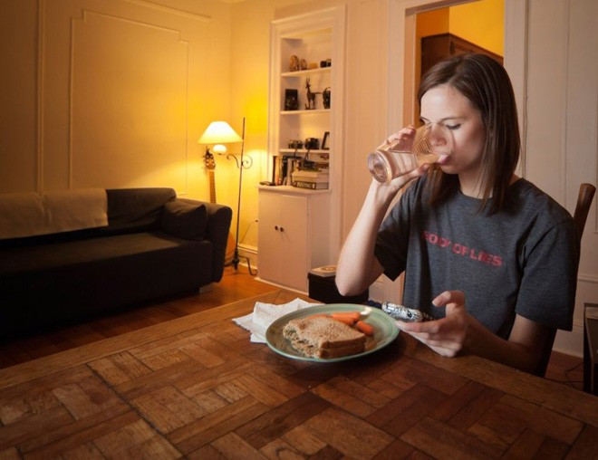 7. Ưu tiên ăn ở nhà. Nên dành 90% bữa ăn trong tuần ở nhà thay vì đến nhà hàng, vì bạn sẽ có xu hướng tiêu thụ các thực phẩm giàu dinh dưỡng, chất béo và dầu mỡ… khi ăn uống bên ngoài. Đặc biệt hầu hết nhà hàng thường phục vụ bát đĩa loại to, khiến bạn khó kiểm soát lượng thức ăn và calo cần dung nạp. 7. Ưu tiên ăn ở nhà. Nên dành 90% bữa ăn trong tuần ở nhà thay vì đến nhà hàng, vì bạn sẽ có xu hướng tiêu thụ các thực phẩm giàu dinh dưỡng, chất béo và dầu mỡ… khi ăn uống bên ngoài. Đặc biệt hầu hết nhà hàng thường phục vụ bát đĩa loại to, khiến bạn khó kiểm soát lượng thức ăn và calo cần dung nạp.