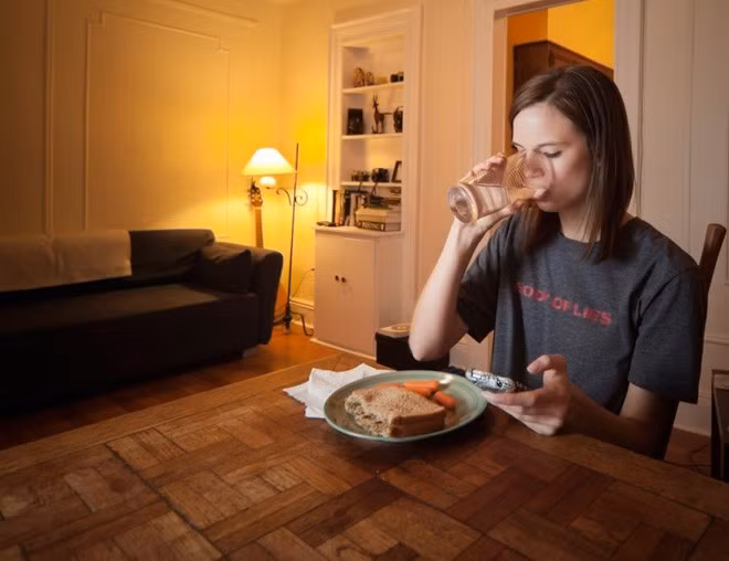 7. Ưu tiên ăn ở nhà. Nên dành 90% bữa ăn trong tuần ở nhà thay vì đến nhà hàng, vì bạn sẽ có xu hướng tiêu thụ các thực phẩm giàu dinh dưỡng, chất béo và dầu mỡ… khi ăn uống bên ngoài. Đặc biệt hầu hết nhà hàng thường phục vụ bát đĩa loại to, khiến bạn khó kiểm soát lượng thức ăn và calo cần dung nạp.