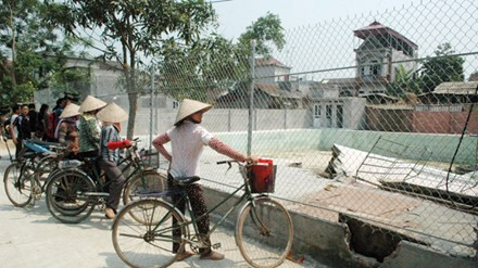 Công an triệu tập chủ bể bơi khiến học sinh chết đuối ảnh 1 Người dân hiếu kỳ đến xem hiện trường vụ việc sáng 19/4. Ảnh: Tuấn Nguyễn