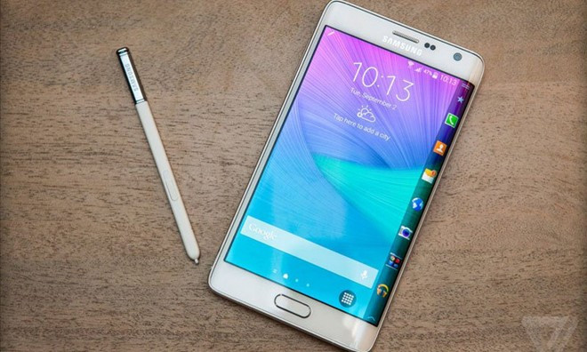 Samsung Galaxy Note Edge - 32 GB (20,99 triệu đồng) Để sở hữu phần màn hình cong độc đáo của Note Edge, người dùng phải bỏ thêm khoảng 3 triệu đồng so với Note 4. Đáng chú ý, phần màn hình cong của Note Edge tỏ ra nhiều tính năng hơn hẳn so với S6 Edge - mẫu smartphone màn hình cong khác của Samsung. Những smartphone dung lượng lớn nhất đang bán tại VN