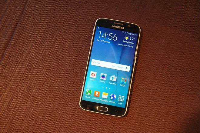 Samsung Galaxy S6 - 32 GB (16,59 triệu đồng) Từ cuối năm ngoái, tất cả các smartphone cao cấp của Samsung được phổ cập dung lượng 32 GB. S6 không phải ngoại lệ. Chiếc smartphone đầu bảng của hãng đang thu hút sự chú ý lớn từ người dùng trong nước. Những smartphone dung lượng lớn nhất đang bán tại VN