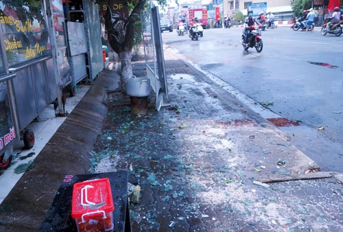 Mảnh kính nổ văng tung tóe xuống đường. Ảnh: Nguyệt Triều Mảnh kính nổ văng tung tóe dưới đường. Ảnh: Nguyệt Triều