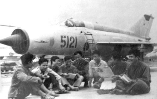 Để những chiếc MIG lập nên thành tích phải kể đến công sức của những người thợ kỹ thuật luôn đảm bảo cho máy bay hoạt động bình thường. Ảnh tư liệu. mig.jpg