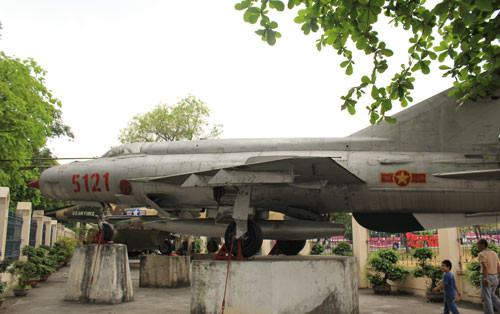 Chiếc MIG 21 mang số hiệu 5121 từng bắn rơi B52 được trưng bày ở sân sau của bảo tàng, song song với đường Nguyễn Tri Phương. Ảnh: Hoàng Phương. IMG-5479-4570-1429327588.jpg