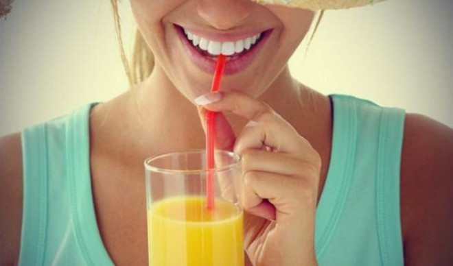 Do đó, bạn có thể dùng 1 ly nước ép trái cây vào buổi sáng, nhưng nên dành toàn bộ thời gian trong ngày cho nước lọc. Bởi theo một thống kê, người Mỹ đang tự thêm cho mình trung bình 245 calo mỗi ngày từ các loại nước giải khát như soda, nước trái cây đóng hộp…, tương đương 90.000 calo/năm. Do đó, bạn có thể dùng 1 ly nước ép trái cây vào buổi sáng, nhưng nên dành toàn bộ thời gian trong ngày cho nước lọc. Bởi theo một thống kê, người Mỹ đang tự thêm cho mình trung bình 245 calo mỗi ngày từ các loại nước giải khát như soda, nước trái cây đóng hộp…, tương đương 90.000 calo/năm.