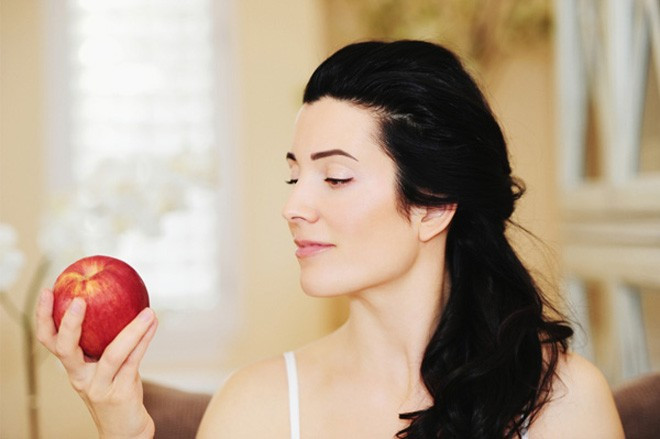 Mẹo giữ eo đơn giản này đã được chứng minh qua một nghiên cứu tại Chicago, được thực hiện trên 3.000 tình nguyện viên. Kết quả các tình nguyện viên thường xuyên ngửi mùi hương trái cây sẽ ăn ít hơn, thậm chí trung bình mỗi người có thể giảm đến gần 10 kg. Các nhà khoa học cho rằng nguyên nhân là do mùi hương các loại hoa quả này đã tạo tín hiệu “đánh lừa” khiến não nghĩ rằng cơ thể đang tiêu thụ thức ăn thực sự. Mẹo giữ eo đơn giản này đã được chứng minh qua một nghiên cứu tại Chicago, được thực hiện trên 3.000 tình nguyện viên. Kết quả các tình nguyện viên thường xuyên ngửi mùi hương trái cây sẽ ăn ít hơn, thậm chí trung bình mỗi người có thể giảm đến gần 10kg. Các nhà khoa học cho rằng nguyên nhân là do mùi hương các loại hoa quả này đã tạo tín hiệu “đánh lừa” khiến não nghĩ rằng cơ thể đang tiêu thụ thức ăn thực sự.