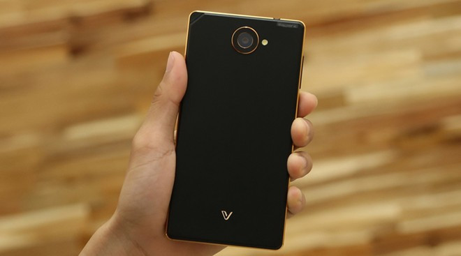 Pantech Vega Iron 2 - 32 GB (8,99 triệu đồng) Vega Iron 2 không phải sản phẩm thành công của Pantech. Tuy nhiên, cấu hình, chất lượng sản phẩm không thua kém bất cứ model cao cấp nào hiện nay. Giá bán của máy cũng dễ chịu hơn nhiều so với đối thủ. Những smartphone dung lượng lớn nhất đang bán tại VN