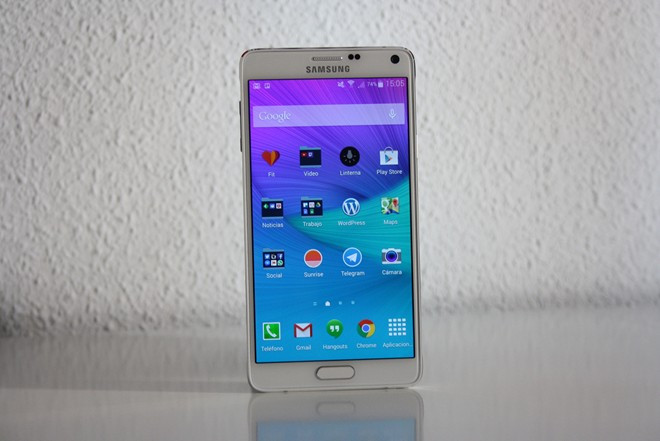 Samsung Galaxy Note 4 - 32 GB (17,99 triệu đồng) Dòng Note được đánh giá là phablet tốt nhất thị trường. Bước sang thế hệ thứ 4, model này được trang bị vỏ kim loại sang trọng trong khi bút cảm ứng S Pen không ngừng được cải tiến. Để sở hữu chiếc Note thế hệ mới nhất, số tiền người dùng phải bỏ ra không nhỏ. Những smartphone dung lượng lớn nhất đang bán tại VN