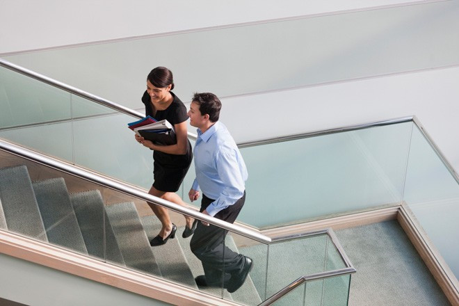 5. Leo cầu thang 10 phút mỗi ngày. Dành 10 phút một ngày để đi dạo lên xuống cầu thang, bạn có thể giảm đến gần 5 kg/năm với điều kiện phải duy trì chế độ ăn bình thường. Bí quyết giảm cân này đã được Trung tâm kiểm soát và phòng dịch bệnh Hoa Kỳ xác nhận. 5. Leo cầu thang 10 phút mỗi ngày. Dành 10 phút một ngày để đi dạo lên xuống cầu thang, bạn có thể giảm đến gần 5 kg/năm với điều kiện phải duy trì chế độ ăn bình thường. Bí quyết giảm cân này đã được Trung tâm kiểm soát và phòng dịch bệnh Hoa Kỳ xác nhận.