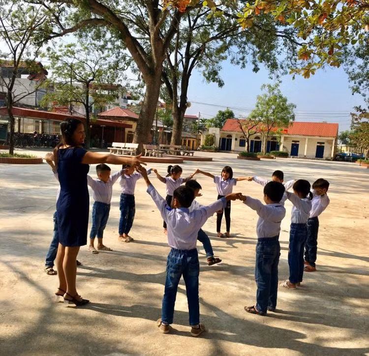 Cô Lê Thị Nếp và các học trò Trường Tiểu học và THCS Bắc Sơn. Ảnh tư liệu