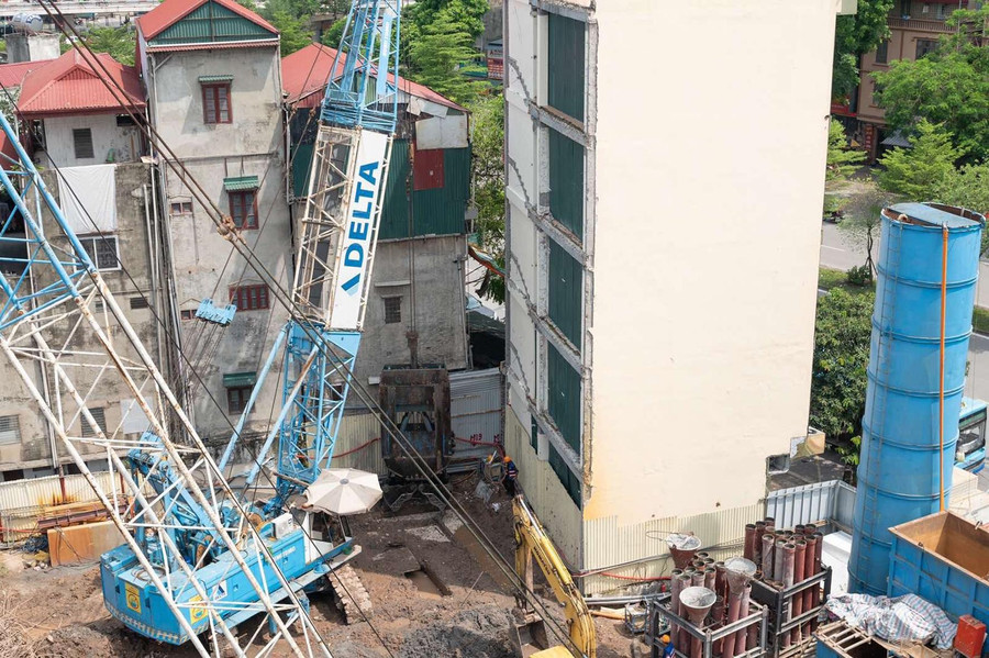 Chủ đầu tư dự án The Nosta đưa máy móc thiết bị vào thi công, ngày 10/7. Chủ đầu tư dự án The Nosta đưa máy móc thiết bị vào thi công, ngày 10/7.