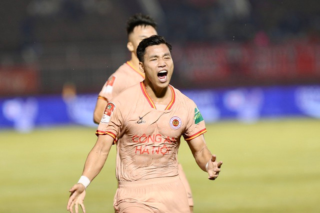 Văn Thanh mừng cú đúp bàn thắng ở vòng 8 V.League 2023. Văn Thanh mừng cú đúp bàn thắng ở vòng 8 V.League 2023.