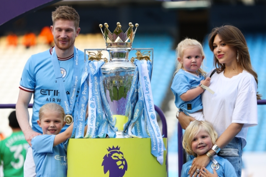 Kevin De Bruyne và bà Michelle Lacroix cùng các con tạo dáng bên cạnh chiếc cúp Premier League. Kevin De Bruyne và bà Michelle Lacroix cùng các con tạo dáng bên cạnh chiếc cúp Premier League.