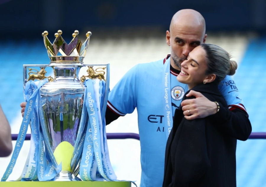 Maria, cô con gái tuyệt đẹp của Guardiola, đang tạo dáng bên cha và chiếc cúp Premier League. Maria, cô con gái tuyệt đẹp của Guardiola, đang tạo dáng bên cha và chiếc cúp Premier League.