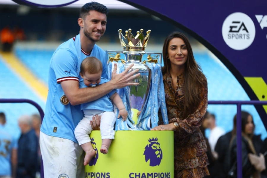 Aymeric Laporte, Sara Botello và con trai Lucay tạo dáng trước ống kính. Aymeric Laporte, Sara Botello và con trai Lucay tạo dáng trước ống kính.