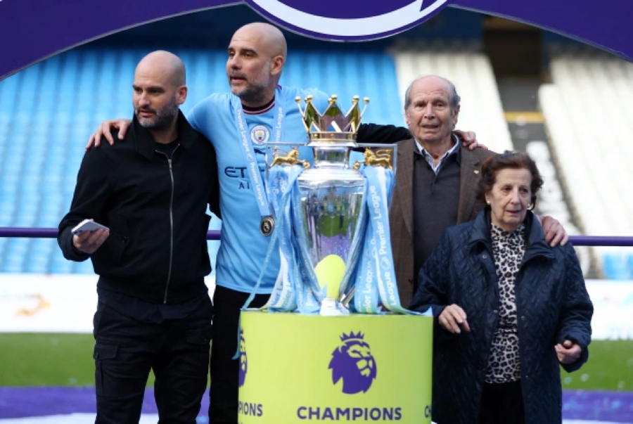 Gia đình HLV Pep Guardiola mừng chức vô địch Ngoại hạng Anh của Man City. Gia đình HLV Pep Guardiola mừng chức vô địch Ngoại hạng Anh của Man City.