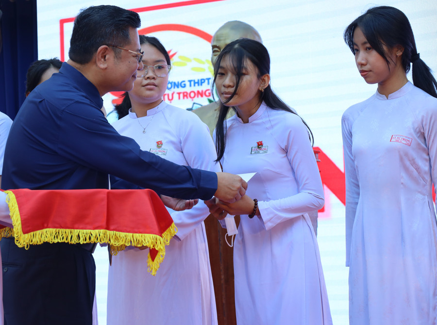 ThS Vũ Đình Lê - Phó Giám đốc phụ trách Trung tâm Tư vấn tuyển sinh Trường ĐH Luật TP HCM trao học bổng cho học sinh nghèo hiếu học ThS Vũ Đình Lê - Phó Giám đốc phụ trách Trung tâm Tư vấn tuyển sinh Trường ĐH Luật TP HCM trao học bổng cho học sinh nghèo hiếu học