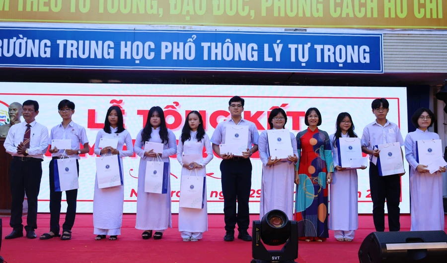 Trao 40 suất học bổng Lý Tự Trọng cho học sinh xuất sắc