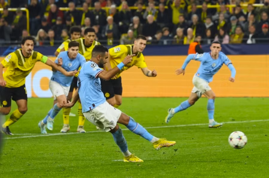 Mahrez bỏ lỡ ghi bàn từ chấm phạt đền.