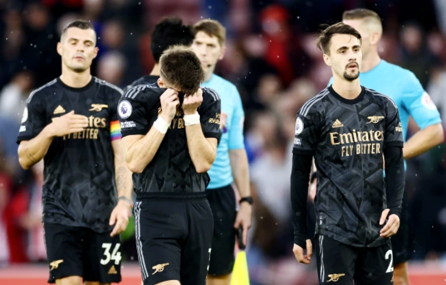 Các cầu thủ Arsenal thất vọng sau trận hòa 1-1 với Southampton ở vòng 13 Ngoại hạng Anh.
