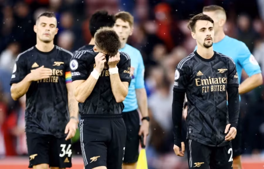 Các cầu thủ Arsenal thất vọng sau trận hòa 1-1 với Southampton ở vòng 13 Ngoại hạng Anh.