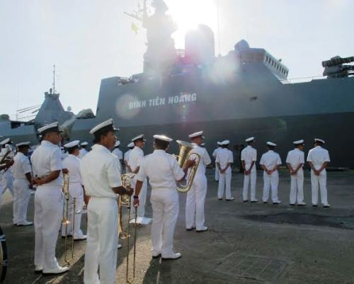 Quân nhạc Hải quân Hoàng gia Brunei đón tàu tại cảng. Quân nhạc Hải quân Hoàng gia Brunei đón tàu tại cảng.