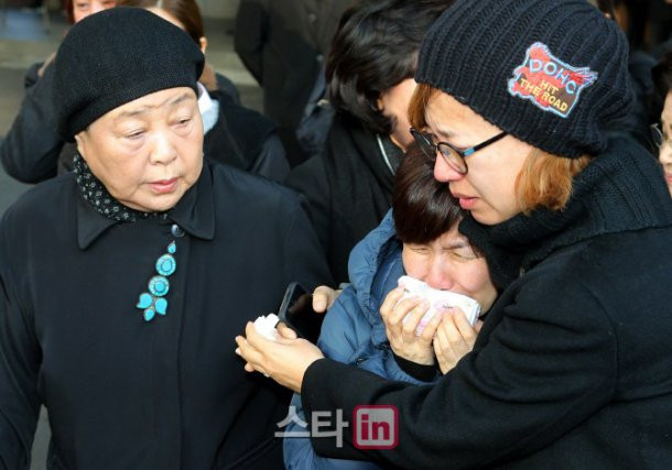 Đám tang đẫm lệ của diễn viên qua đời vì ung thư ảnh 7 - 7