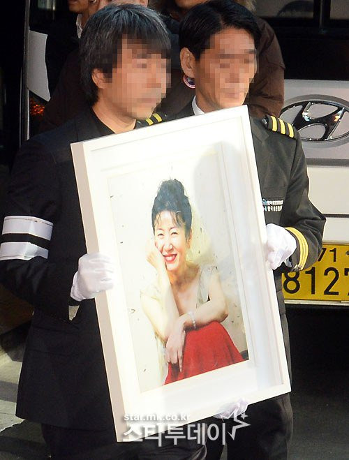 Đám tang đẫm lệ của diễn viên qua đời vì ung thư ảnh 6 - 6