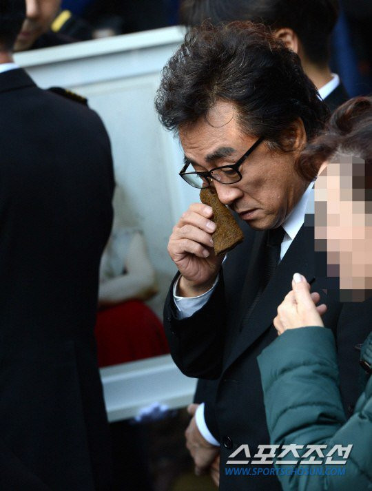 Đám tang đẫm lệ của diễn viên qua đời vì ung thư ảnh 4 - 4