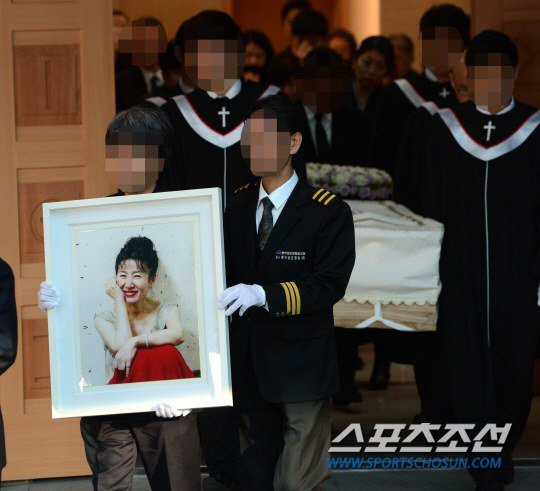 Đám tang đẫm lệ của diễn viên qua đời vì ung thư ảnh 1 - 1