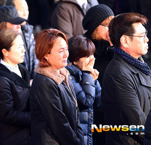 Đám tang đẫm lệ của diễn viên qua đời vì ung thư ảnh 9 - 9