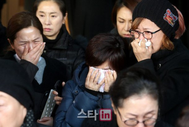 Đám tang đẫm lệ của diễn viên qua đời vì ung thư ảnh 10 - 10